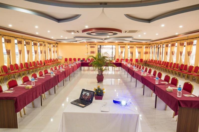 Hotel Royal Safari Читван Экстерьер фото