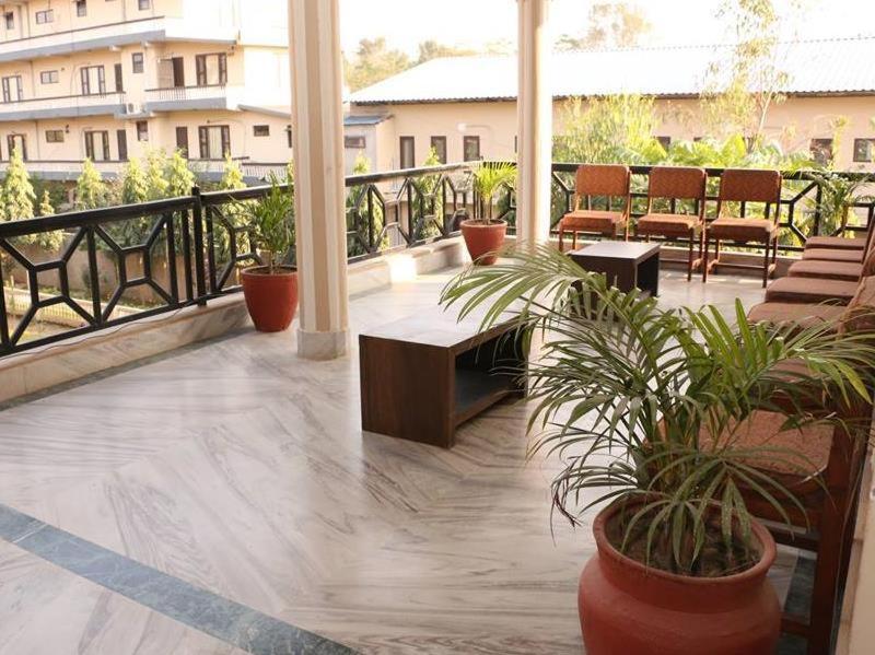 Hotel Royal Safari Читван Экстерьер фото