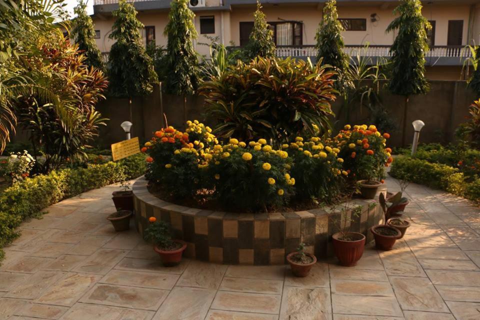 Hotel Royal Safari Читван Экстерьер фото